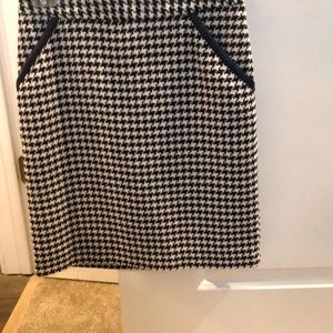 Houndstooth pencil skirt